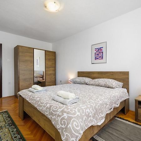 House With Apartments Mila Umago Exterior foto