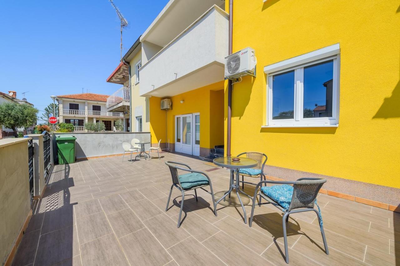 House With Apartments Mila Umago Exterior foto