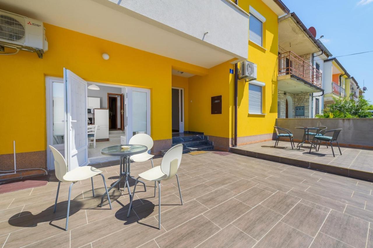 House With Apartments Mila Umago Exterior foto