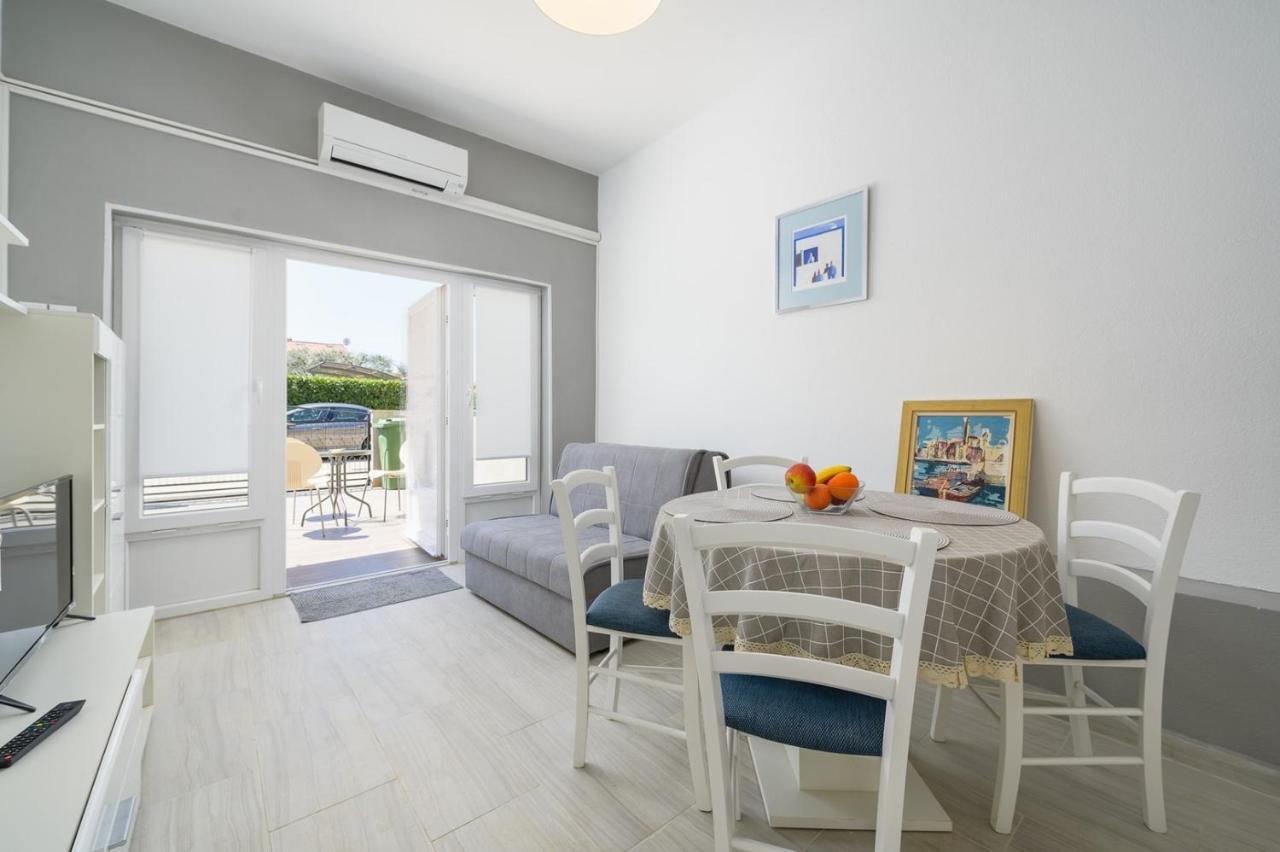 House With Apartments Mila Umago Exterior foto