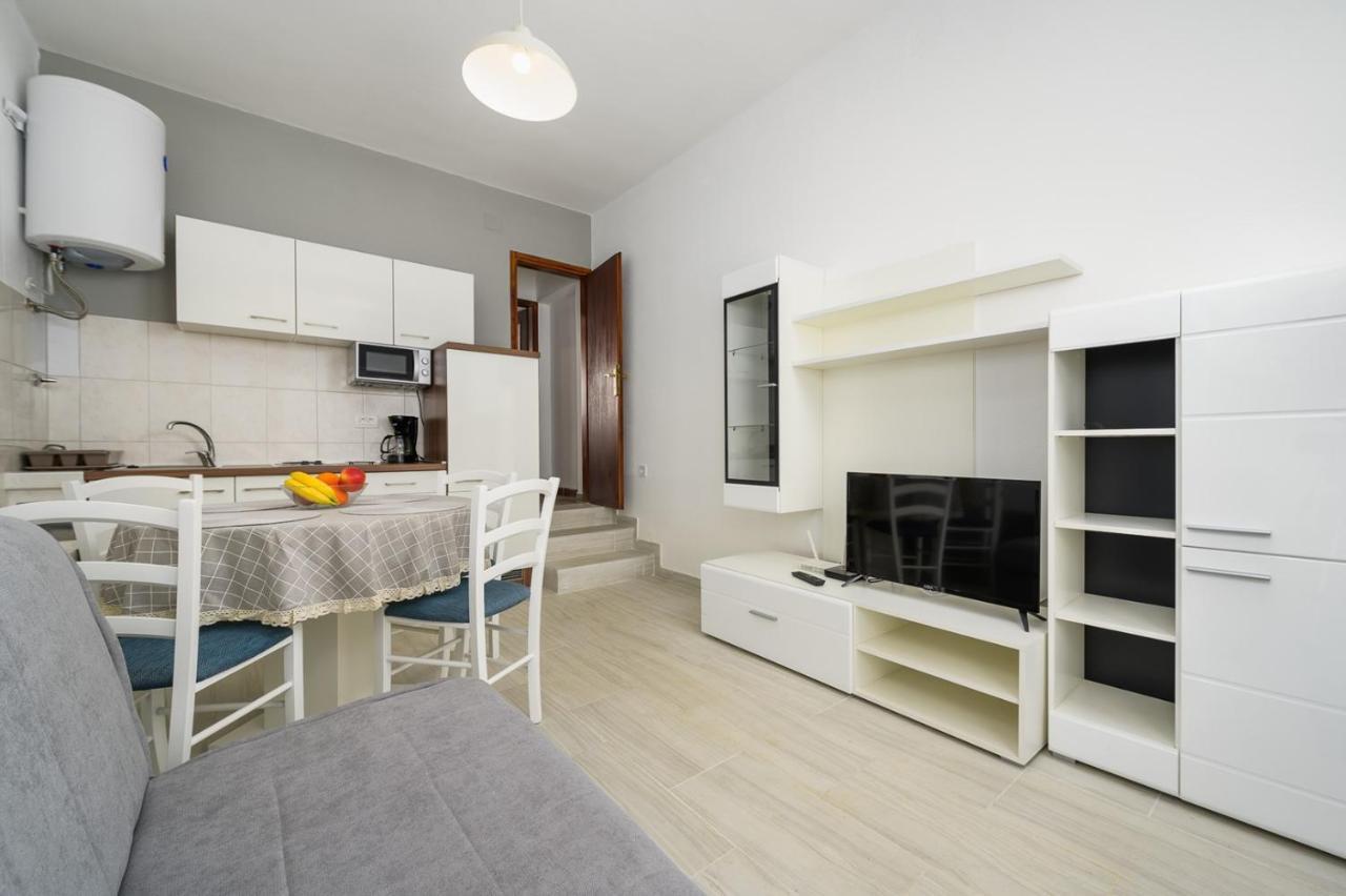 House With Apartments Mila Umago Exterior foto