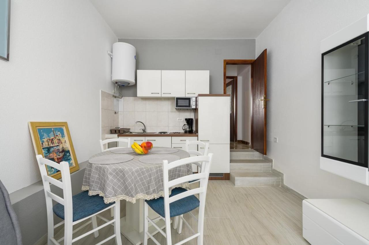 House With Apartments Mila Umago Exterior foto